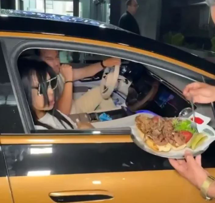 Altın sarısı aracıyla geldi, restoranda tüm gözler ona çevrildi! Diva’nın antrikot keyfi gündem oldu - Resim : 2