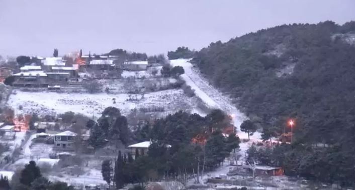 İstanbul'da kar yağışı başladı! Aydos'ta çatılar beyaza büründü - Resim: 2