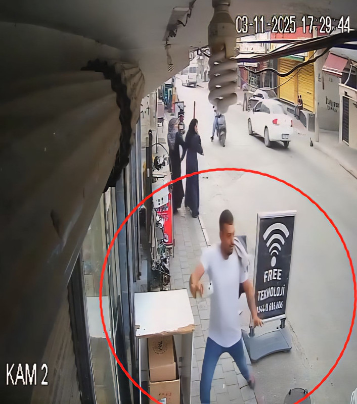 Marketin önünde dehşeti yaşadı! Ezilmekten saniyelerle kurtuldu: Feci kaza anbean kamerada! - Resim: 1