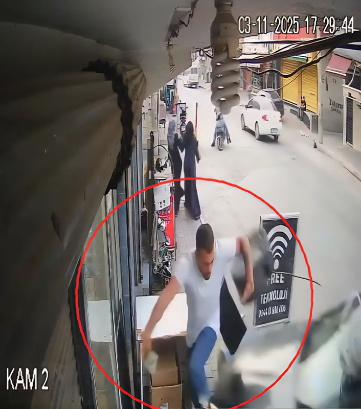 Marketin önünde dehşeti yaşadı! Ezilmekten saniyelerle kurtuldu: Feci kaza anbean kamerada! - Resim: 3