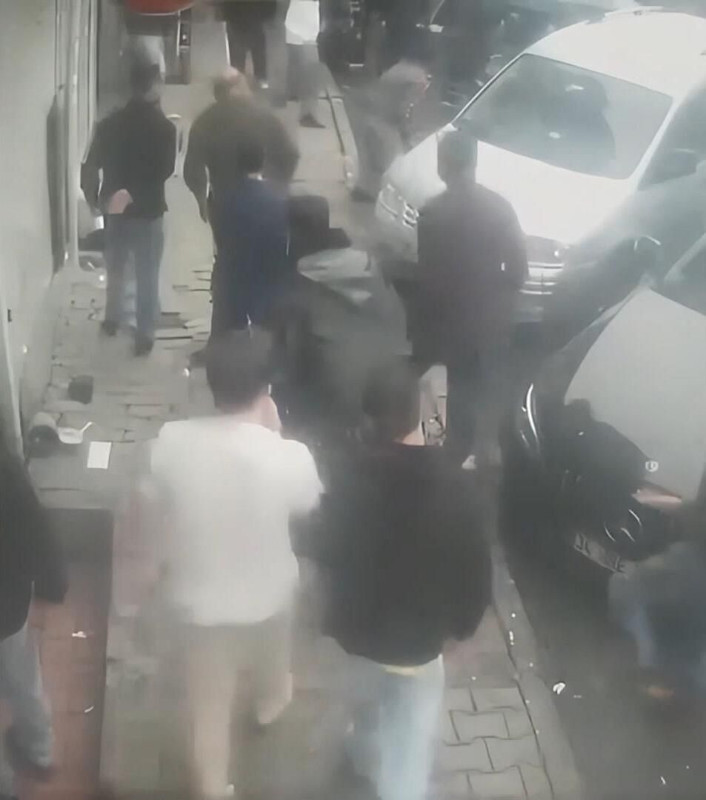 Beyoğlu'nda panik anları! Otel tabelasına çıkıp “Polis yok mu” diye bağırdı: Saniyeler içinde böyle düştü - Resim: 3
