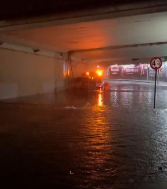 AKOM uyarmıştı! İstanbul ve Ankara'da kabus gibi gece! Yollar çöktü, kanal taştı, bina tahliye edildi! - Resim: 3