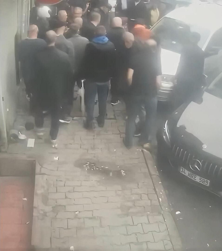 Beyoğlu'nda panik anları! Otel tabelasına çıkıp “Polis yok mu” diye bağırdı: Saniyeler içinde böyle düştü - Resim: 2