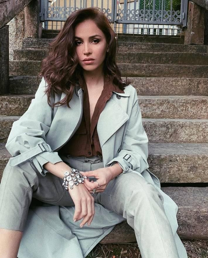Survivor Berna Keklikler kırmızı mini elbisesiyle nefes kesti! - Resim: 4