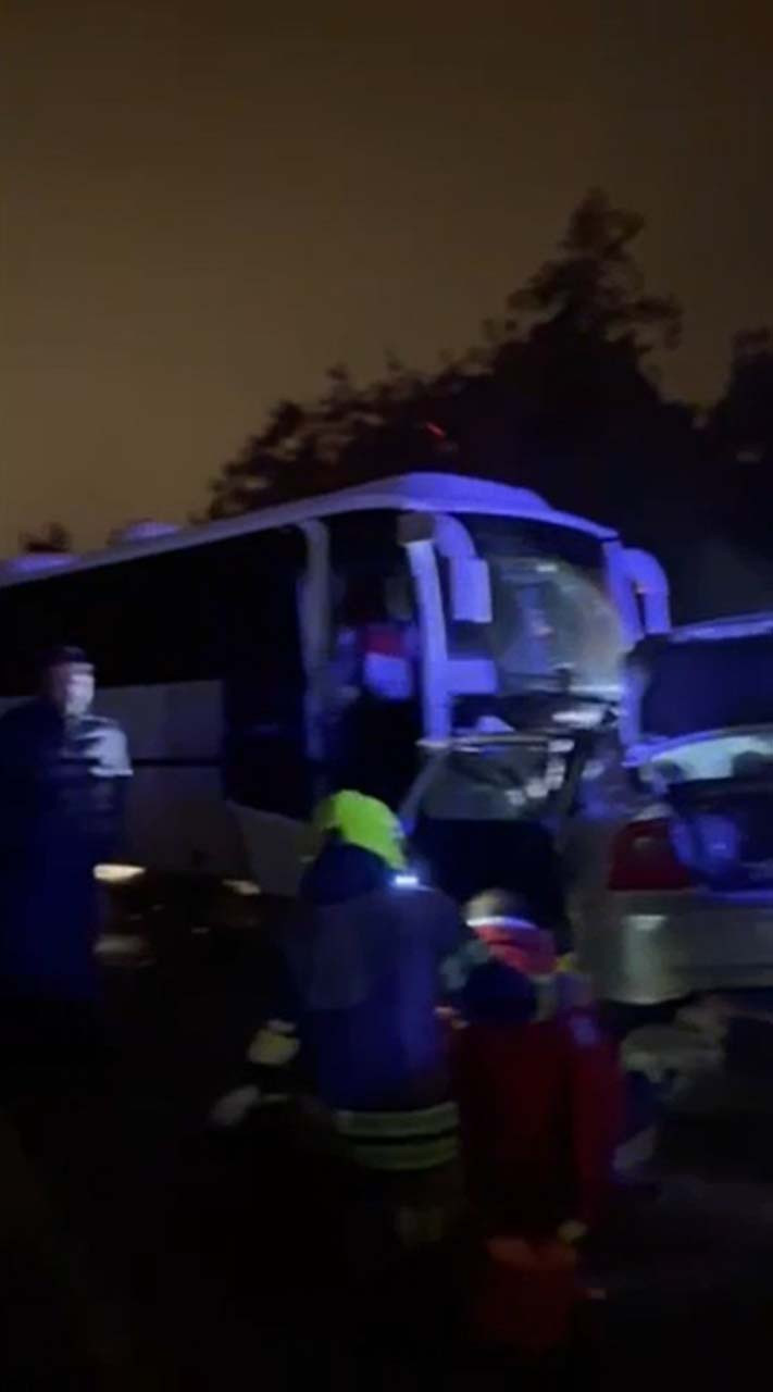 Balıkesir’de feci kaza! Otomobil ile işçileri taşıyan midibüs çarpıştı! Ölü ve yaralılar var! - Resim : 2