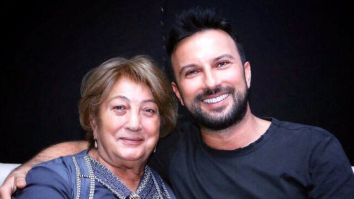 Annesinin kaybıyla yıkılmıştı! Ünlü şarkıcı Tarkan sahnede gözyaşlarına boğuldu - Resim : 1