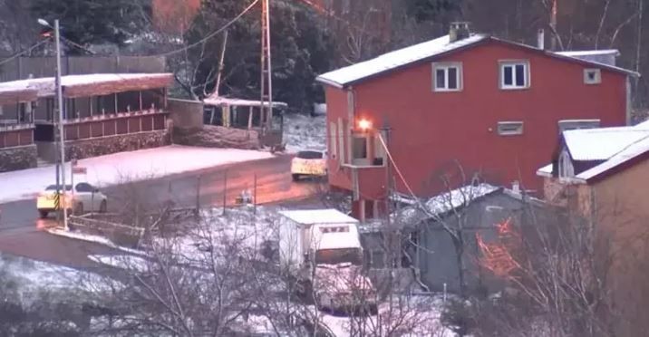 İstanbul'da kar yağışı başladı! Aydos'ta çatılar beyaza büründü - Resim: 3