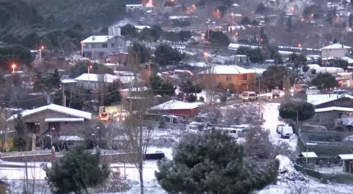 İstanbul'da kar yağışı başladı! Aydos'ta çatılar beyaza büründü - Resim: 1