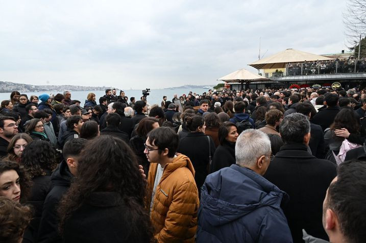 İlber Ortaylı'nın cenazesinde rezalet! Selfie yarışına girdiler - Resim: 2