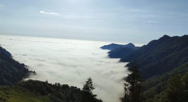 Doğu Karadeniz'de yüksek zirvelerde ortaya çıkan bulut denizi, izleyenleri büyüledi - Resim: 2
