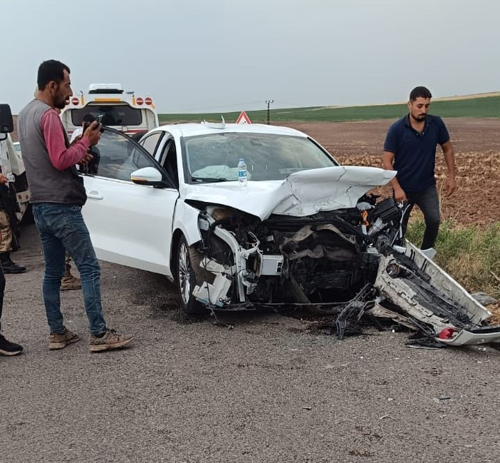 İki otomobil kafa kafaya çarpıştı: Çok sayıda yaralı var - Resim : 1