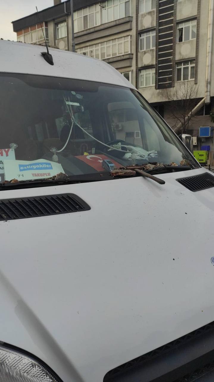 Büyükçekmece'de alt geçitte korku dolu anlar! Tavandan kopan beton parçaları araçların üzerine düştü - Resim : 2