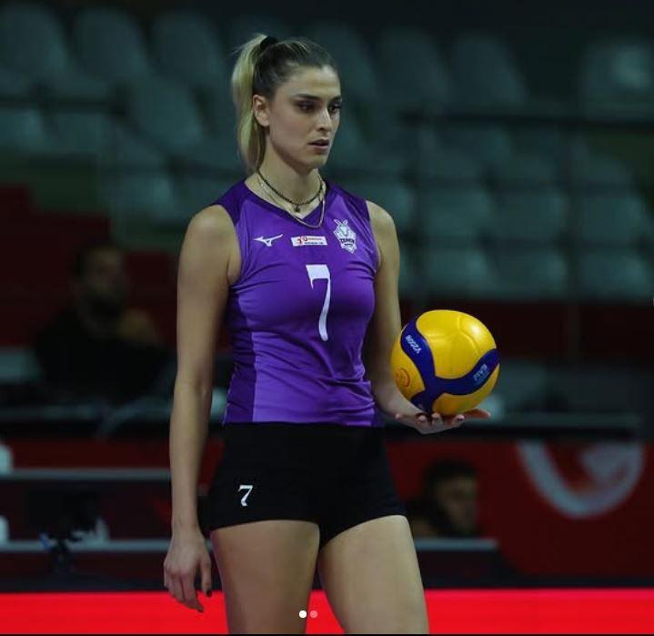 Fenerbahçe, eski Galatasaraylı yıldızı kadrosuna kattı! 1,86 boyundaki güzel oyuncu fiziğiyle görenleri büyüledi - Resim: 11
