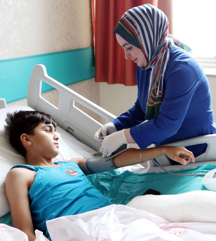 11 yaşındaki çocuk alevler içerisinde kaldı! Kendi ellerini yakarak söndürmeye çalıştı! - Resim: 3