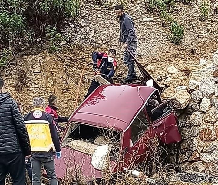 Sağanak yağış faciaya neden oldu! Otomobil istinat duvarına çarptı: Karı koca ölüme birlikte gitti - Resim: 1