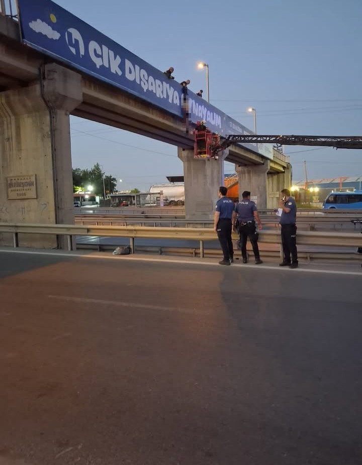 D100'de kan donduran manzara! Üst geçide asılı bulundu: Yarı çıplak haldeydi - Resim : 2