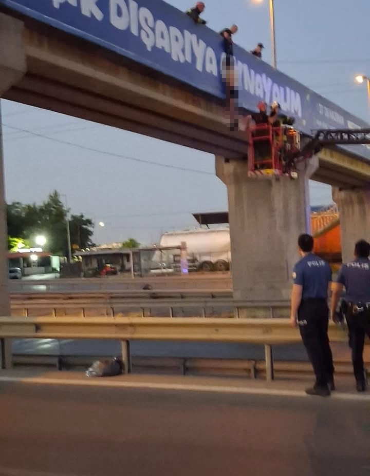 D100'de kan donduran manzara! Üst geçide asılı bulundu: Yarı çıplak haldeydi - Resim : 1