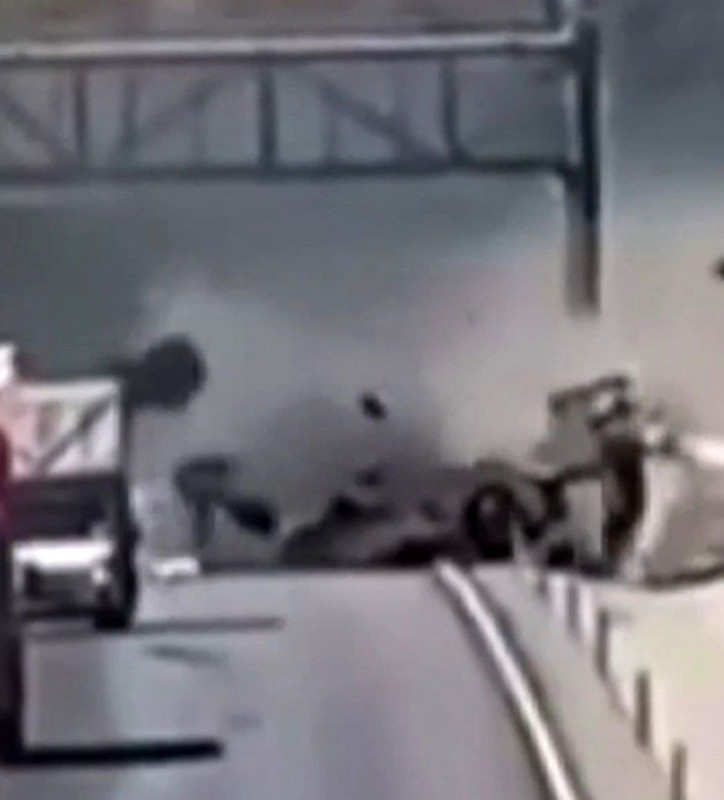 Düz yolda akılalmaz kaza! TIR yol kenarındaki direğe çarptı… Ölümlü kaza anı kameralara yansıdı - Resim: 1