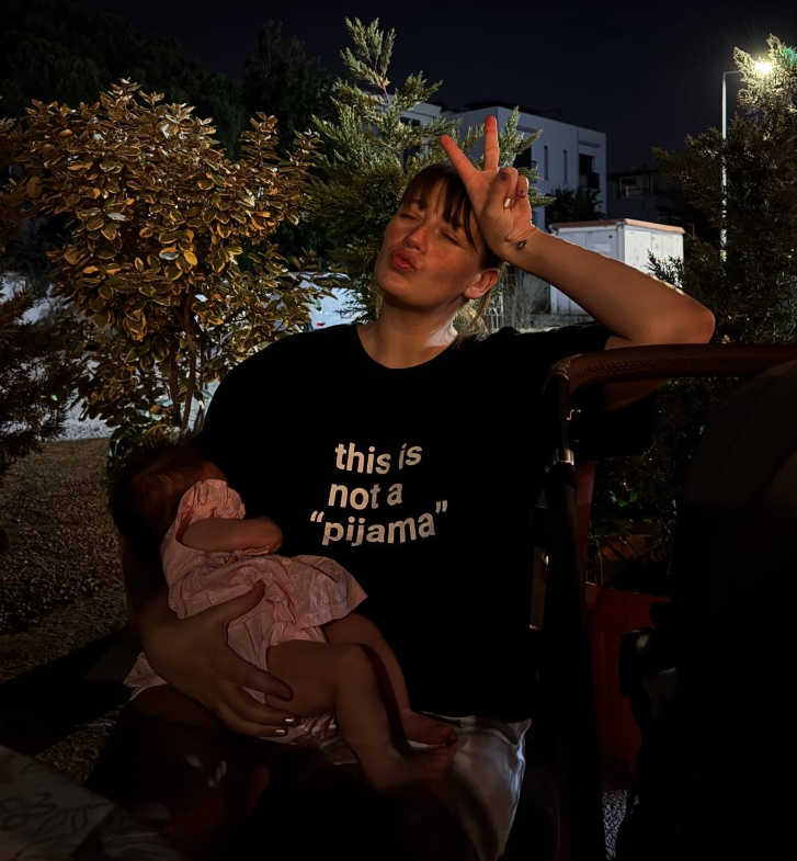 Çiçeği burnunda anne Gizem Karaca ikinci aydan bildirdi! Doğumdan sonra kaç kilo verdiğini açıkladı - Resim: 1