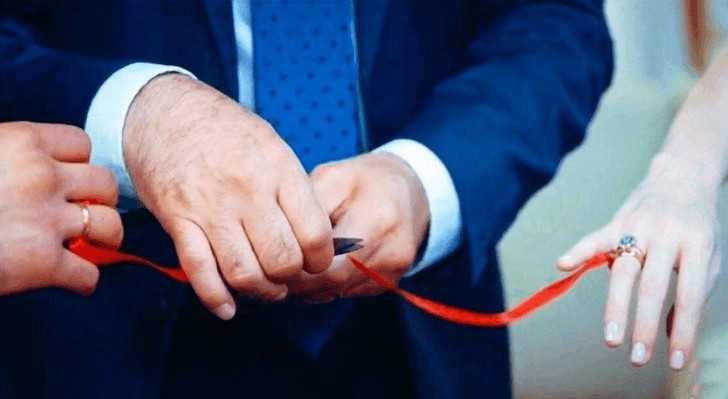 Nişanda kesilen kurdele neden yutulur? Kurdele yutmak ne anlama gelir? Kurdele yutmak zarar mıdır? - Resim: 5