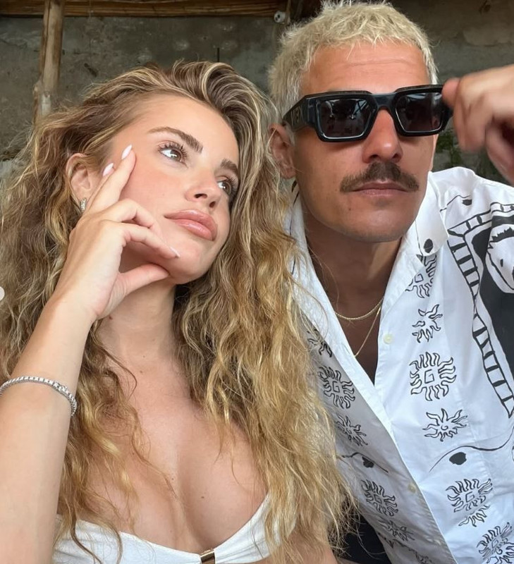 Ezgi Eyüboğlu'ndan yürek hoplatan tekne paylaşımı! Çiçek desenli bikinisiyle sosyal medyayı salladı - Resim: 2