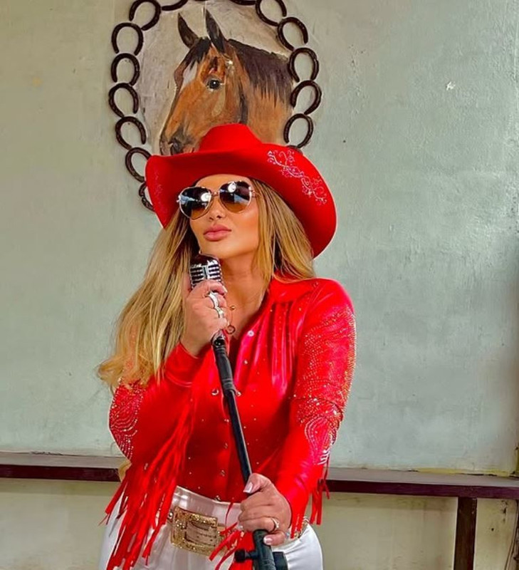 Akciğer kanseriyle mücadele eden ünlü şarkıcıdan acı haber! 42 yaşında hayatını kaybetti - Resim: 8