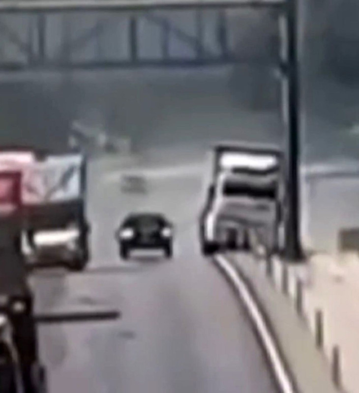 Düz yolda akılalmaz kaza! TIR yol kenarındaki direğe çarptı… Ölümlü kaza anı kameralara yansıdı - Resim: 3