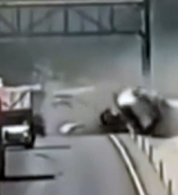 Düz yolda akılalmaz kaza! TIR yol kenarındaki direğe çarptı… Ölümlü kaza anı kameralara yansıdı - Resim: 2