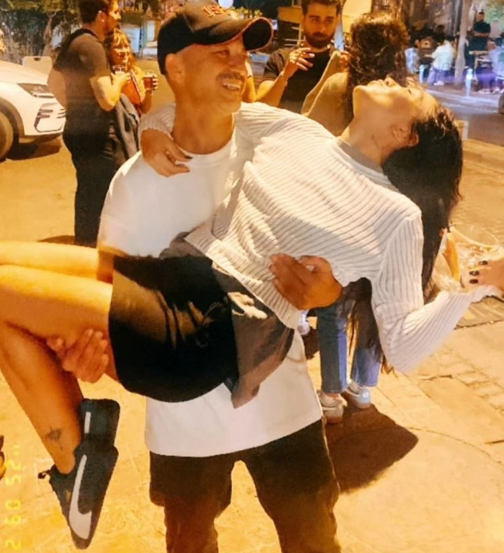 Rıza Kocaoğlu aradığı aşkı şarkıcı da buldu! Yeni sevgilisini kucağına alıp poz verdi - Resim: 3