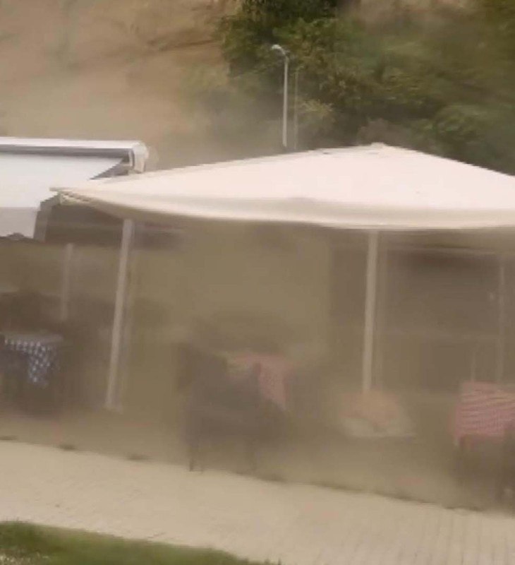 Silivri’de korku dolu anlar! Dev kayalar çay bahçesine böyle düştü: Ortalık savaş alanına döndü - Resim: 4