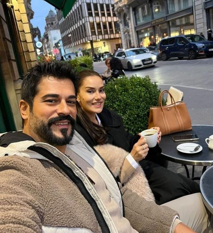 Fahriye Evcen ile Burak Özçivit aşka geldi! Moskova tatilinden paylaştılar - Resim: 4