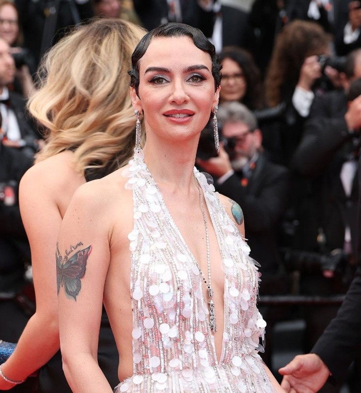 Birce Akalay'ın Cannes çıkarması! Derin göğüs dekolteli elbisesiyle kırmızı halıya damga vurdu - Resim: 5