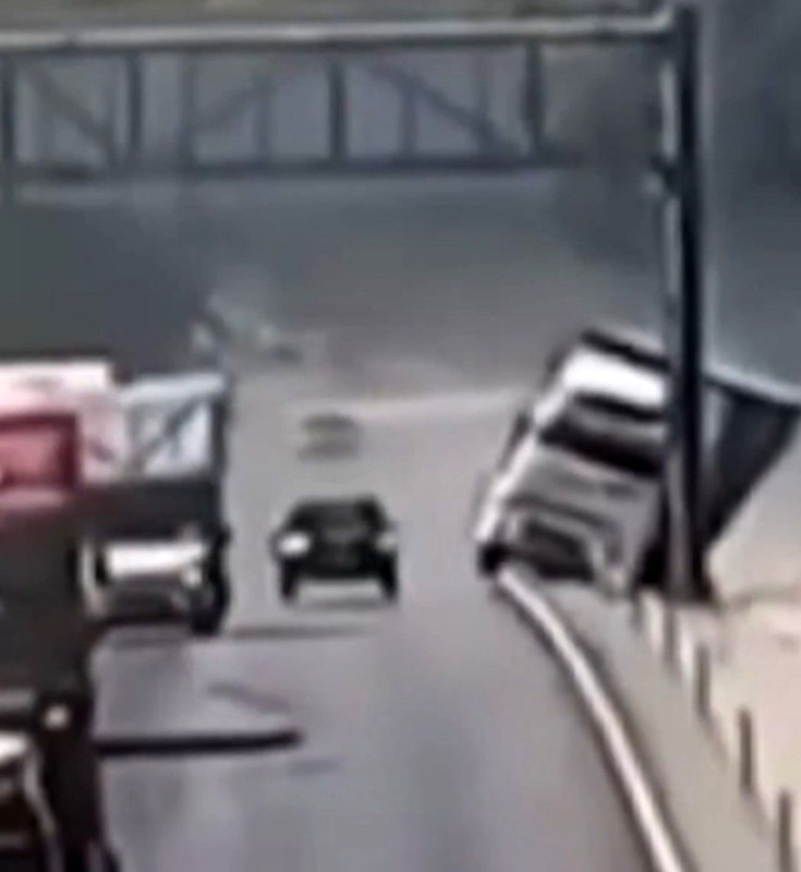 Düz yolda akılalmaz kaza! TIR yol kenarındaki direğe çarptı… Ölümlü kaza anı kameralara yansıdı - Resim: 4