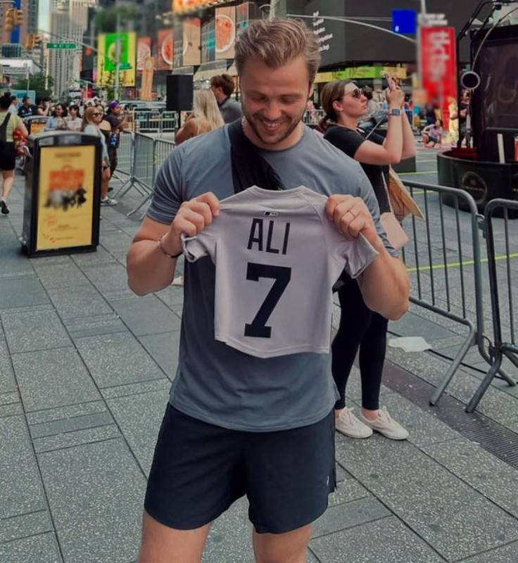 Tolga Sarıtaş'tan eşi ve oğluyla mutluluk pozu! "Teşekkürler 2025" - Resim: 3