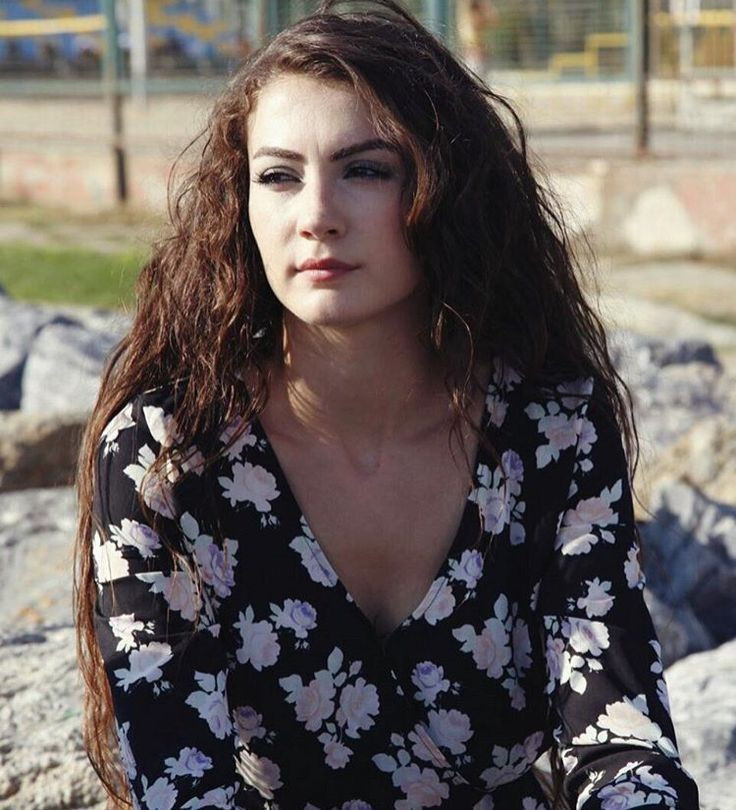 Aşk Mantık İntikam'ın Esra'sı Burcu Özberk gece yarısı cam kenarından göğüs dekolteli pozunu paylaştı - Resim: 2