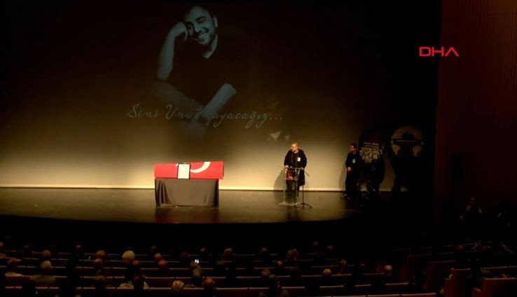 Ünlü oyuncu Şinasi Yurtsever'in cenazesinde Engin Altan Düzyatan'dan takdir edilen hareket! Görünce hemen koştu - Resim : 2