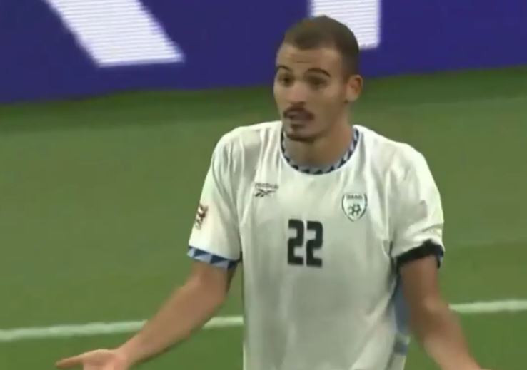 Vahşetleri sahaya da yansıdı! İsrailli futbolcudan skandal gol sevinci! Korner direğini silah yapıp sahayı taradı - Resim : 1