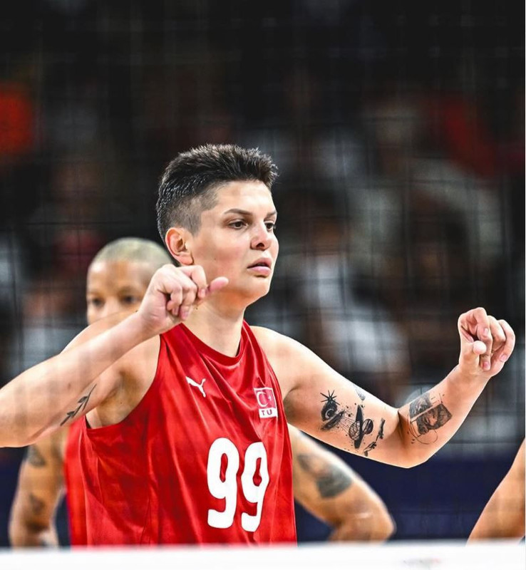 Milli voleybolcu Ebrar Karakurt'tan şoke eden imaj değişikliği! Saçlarını kazıttı, o hali sosyal medyayı salladı - Resim: 1