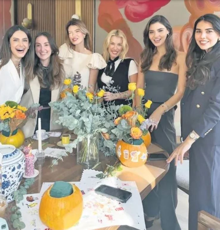 2 hafta önce evlenme teklifinde bulunmuştu! Futbolcu Cengiz Ünder'in nişanlısı 8 milyon liralık tektaşı gösterdi - Resim: 3