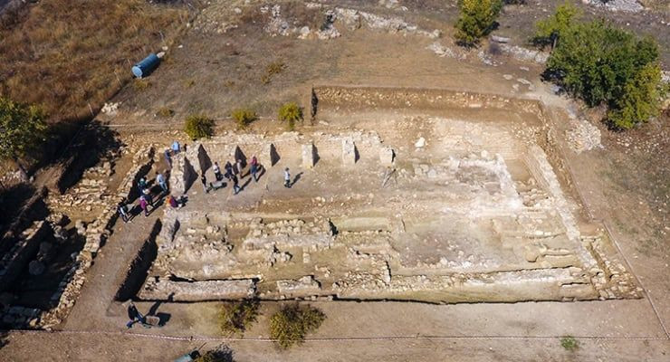 Tarlasında kazı yaparken kazması sert cisme çarptı! Topraktan 100'lerce altın fırladı - Resim: 18