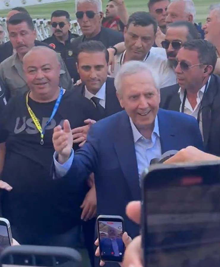 Tezahüratlar sonrası harekete geçti! Aziz Yıldırım, Hakan Safi destekçilerinin olduğu tribüne gitti! “Ben buradayım” - Resim : 3