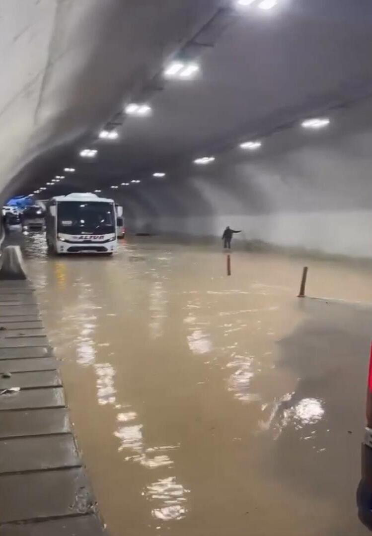 İstanbul'da yine aynı manzara! Sağanak sel oldu, yollar dereye alt geçitler göle döndü - Resim : 13