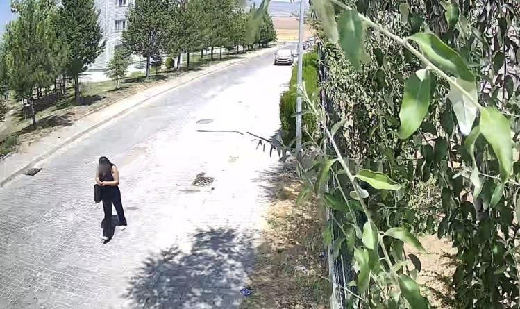 Sahte polisi evine kadar kendi elleriyle çıkardı! Vurgunu 8 yaşındaki çocuk bozdu! - Resim : 1