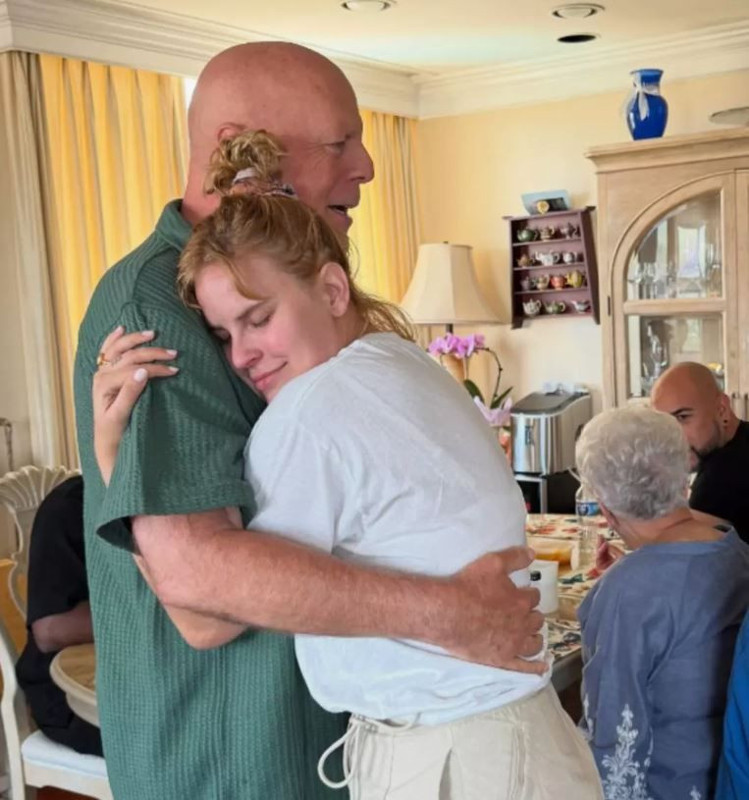 Demans ve afazi hastalığıyla mücadele ediyordu! Dünyaca ünlü oyuncudan üzen haber - Resim: 3