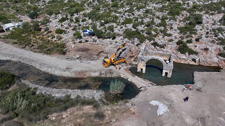 Tarlasında kazı yaparken kazması sert cisme çarptı! Topraktan 100'lerce altın fırladı - Resim: 6