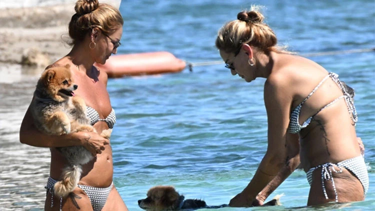 Pınar Altuğ’dan tatil pozu! Köpeğiyle denize girdi - Resim : 1