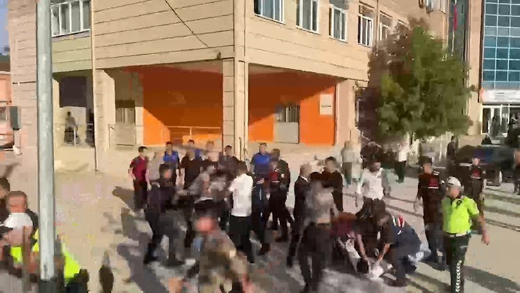 Manisa Turgutlu'da okul önünde silahlı saldırı! 2'si ağır 11 yaralı öğrenci var! Saldırganın kimliği belli oldu - Resim : 7