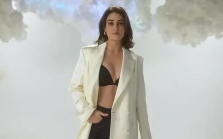 Esra Bilgiç'in iç çamaşırı reklamındaki pozları tartışma yarattı - Resim : 3