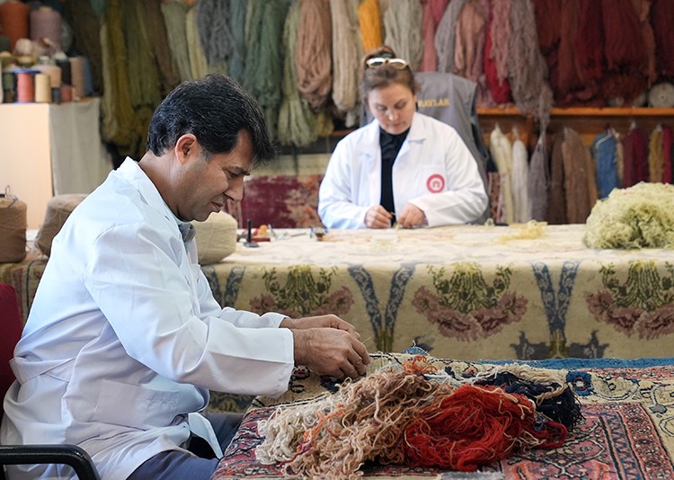 200 yıllık saray halıları, usta ellerde yeniden hayat buluyor - Resim : 2