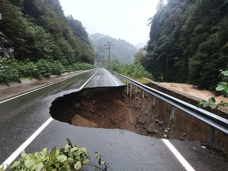 Karadeniz'de sel felaketi! Uyarılar peş peşe geldi: Şiddetli yağışlar devam edecek - Resim: 6